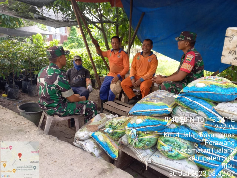 Babinsa Koramil 04/Perawang Rutin Imbau Warga Binaan di Kelurahan Perawang  Jaga Kebersihan Lingkungan & Kesehatan 