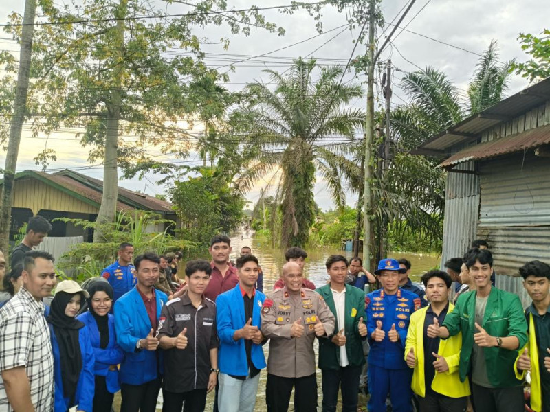 Aliansi BEM Se-Riau dan Polda Riau Salurkan Bantuan untuk Korban Banjir di Pekanbaru