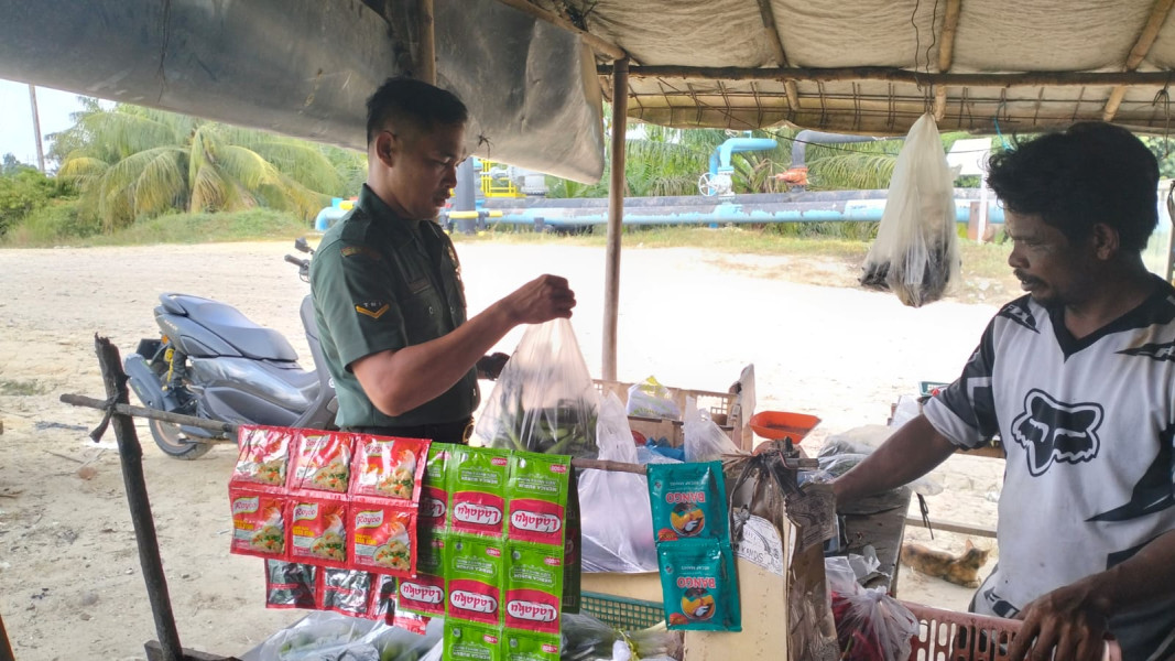 Serda Holmes Giat Rutin Babinsa Masuk Dapur di Rumah Ibu Rina Warga Kurang Mampu di Minas Timur