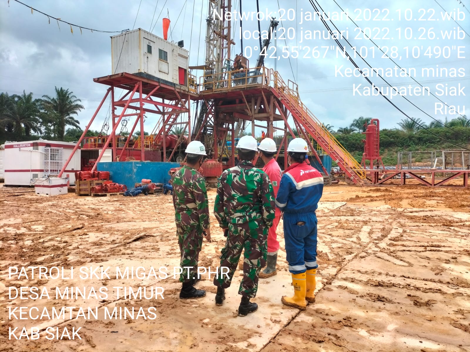 Giat Patroli Drilling, Serka Alif & Sejumlah Anggota Koramil 03/Minas Berikan Keamanan Untuk OVN