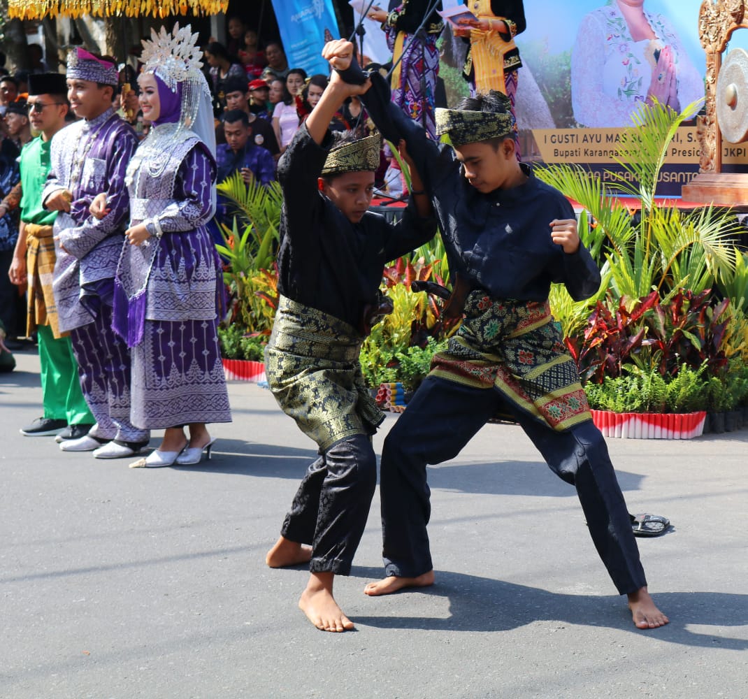 Pemkab Promosikan Seni Tradisi Siak di Bali, Silat Sunting 12 Pukau Pengunjung Pawai FPN