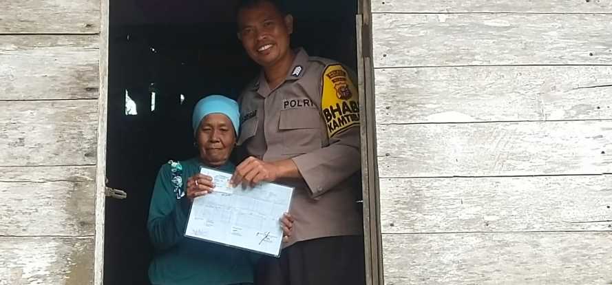 70 tahun Rumah nya Gelap,Polisi di Inhu Sisihkan Gaji Pasang Listrik Geratis Bagi Warga Kurang Mampu