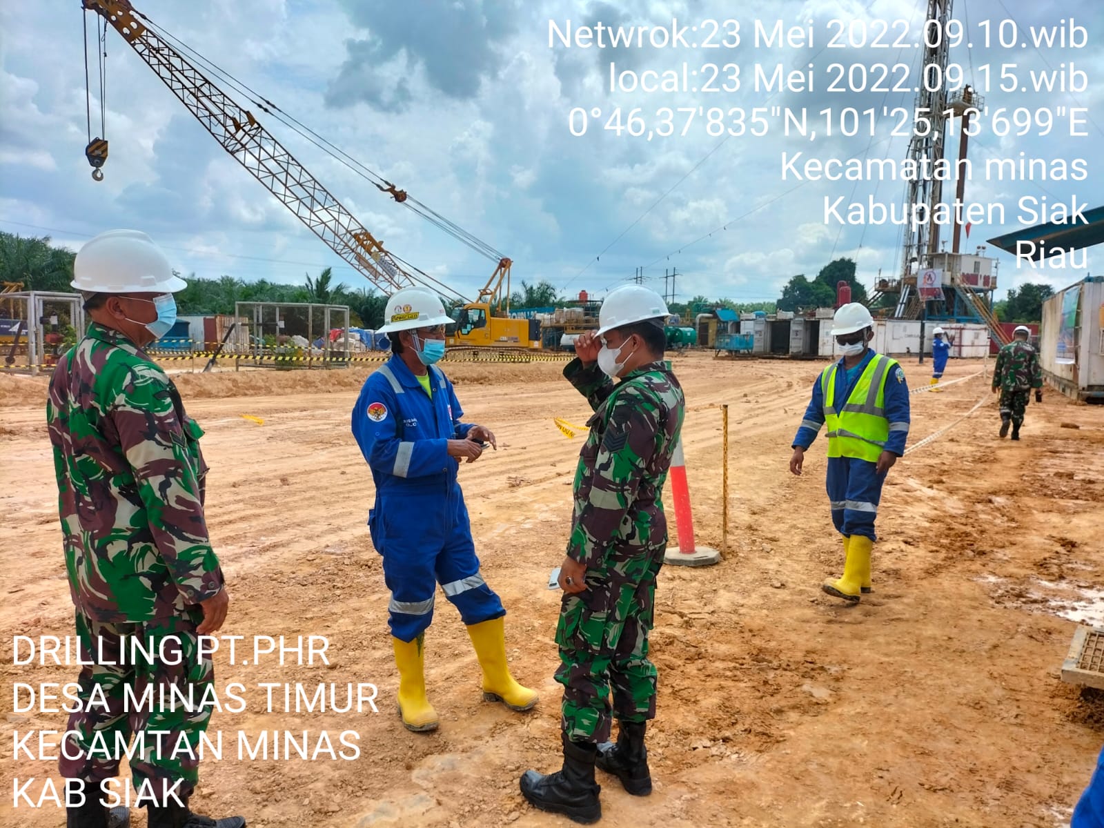 Demi Keamanan OVN, 2 Anggota Koramil 03/Minas Ini Lakukan Patroli Drilling di Wilayah PT PHR Minas