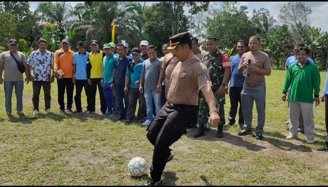 Meriahkan HUT Bhayangkara Ke-77, Polsek Kemuning Polres Indragiri Hilir Buka Turnamen Bola Kaki di Desa Lubuk Besar