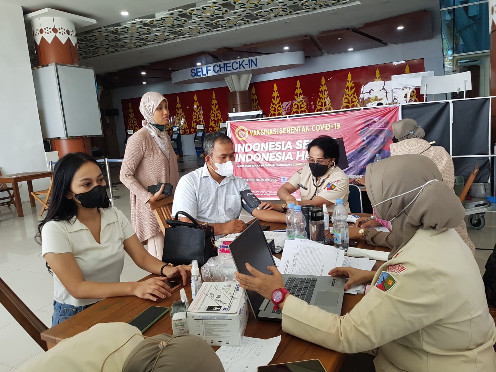 Cegah Penyebaran Covid-19, BINDA Riau Gelar Vaksinasi  di Bandara Sultan Syarif Kasim II Pekanbaru