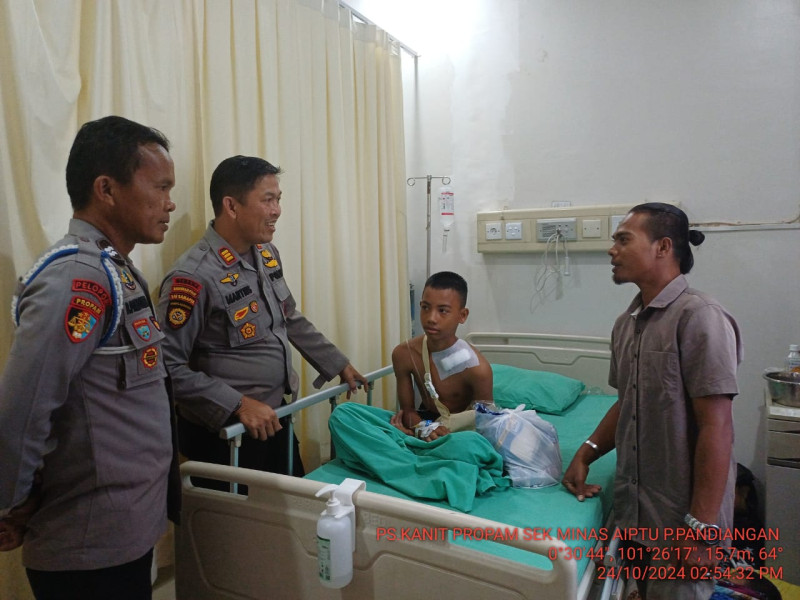 Polsek Minas Kunjungi Siswa SMP Yang Patah Tulang Ke Rumah Sakit, Berikan Bantuan Biaya Pengobatan