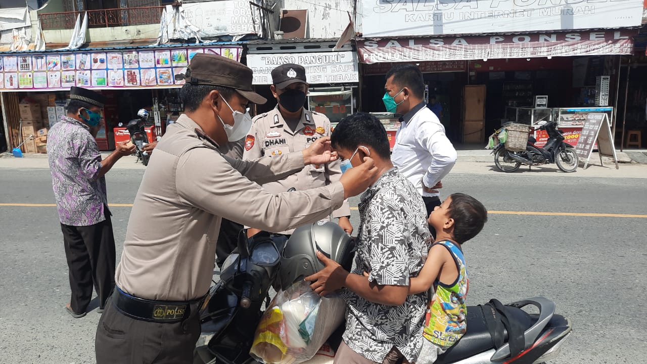 POLSEK MINAS Dapati 6 Warga Tak Pakai Masker Saat Diluaran & Berikan Edukasi Prokes