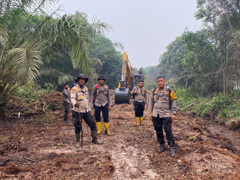 Kapolres Inhil Turun Langsung Tangani Karhutla di Keritang