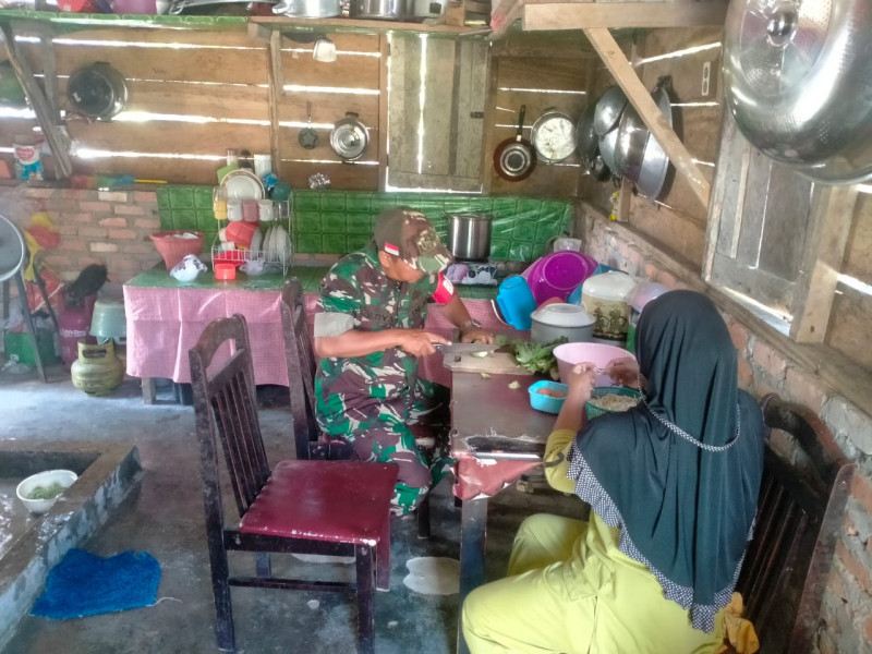 Babinsa Koramil 04/Perawang Bentu Warga Kurang Mampu Dengan Masuk Dapur Ibu Senah Di Kampung Tasik Seminai