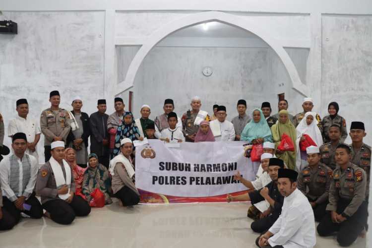 Kapolres Pelalawan Sholat Subuh 'Harmoni' di Mesjid Roisyam Gang 2000