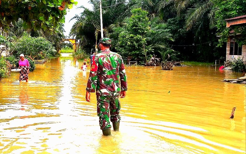 Babinsa Koramil 10 Kunto Darussalam 0313/KPR, Terus Pantau Perkembangan Banjir Di Desa Sontang