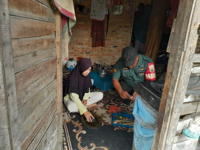 Babinsa Koramil 04/Perawang Bentu Warga Kurang Mampu Dengan Masuk Dapur Ibu Wati Di Kampung Perawang Barat