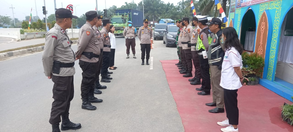 Anggota Babinsa Koramil 03/Minas Rutin Ikut Lakukan Pengamanan Arus Mudik Lebaran di Pos Terpadu Lebaran 2023