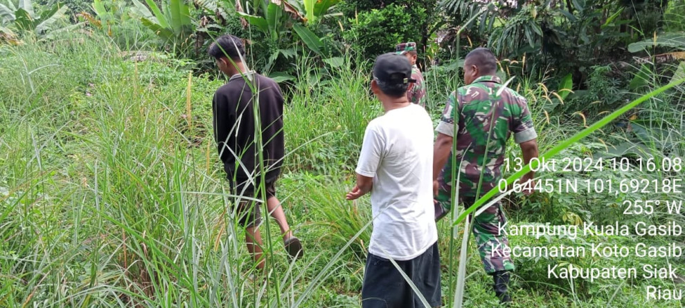 Bersama Warga Kampung Kuala Gasib, Sertu Sahidin Aktif Patroli Guna Antisipasi Karhutla