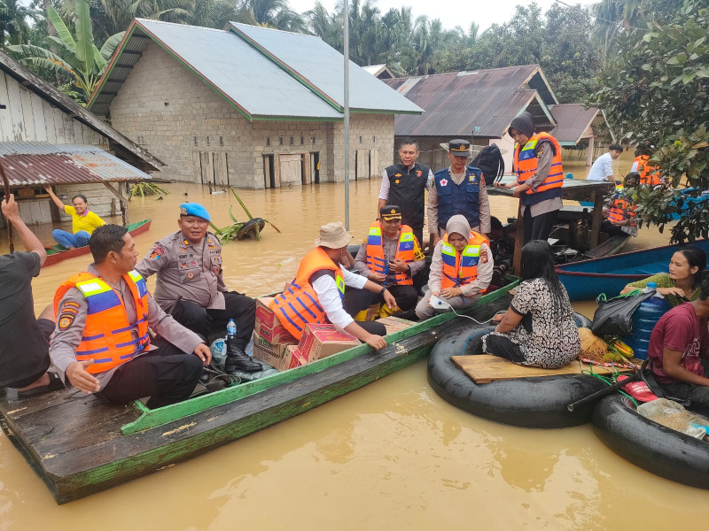 Beri Bantuan, Wujud Kepedulian Kapolres Kuansing Beserta Jajaran Kepada Warga Terdampak Banjir