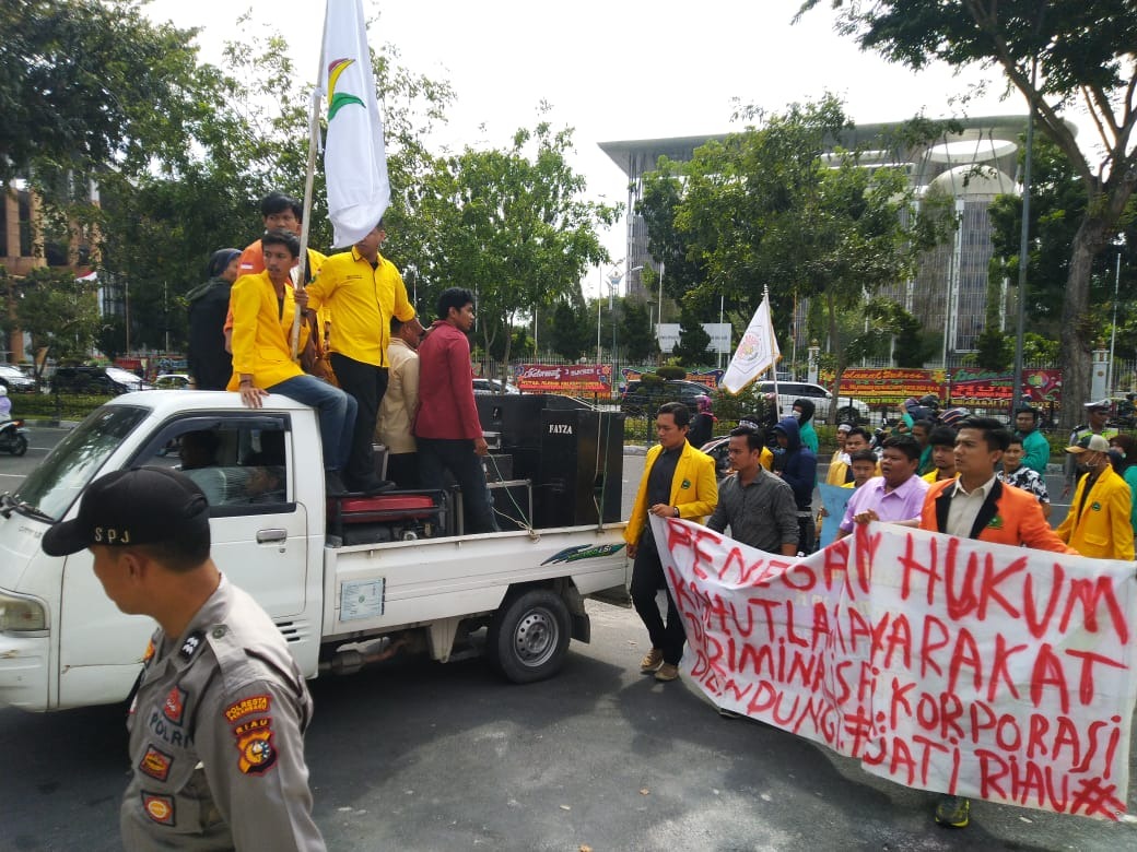 Minta Bebaskan Kakek Kamarek, Ratusan Mahasiswa Berdemo di Kajati Riau