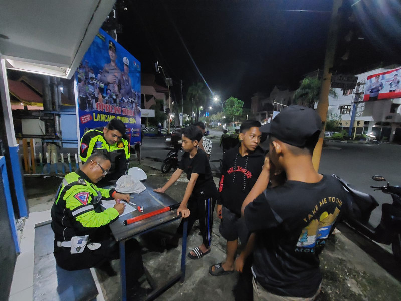 Judul: Blue Light Patrol Sat Lantas Polres Inhu: Tindak Balap Liar, Ajak Pemuda Lawan Hoax