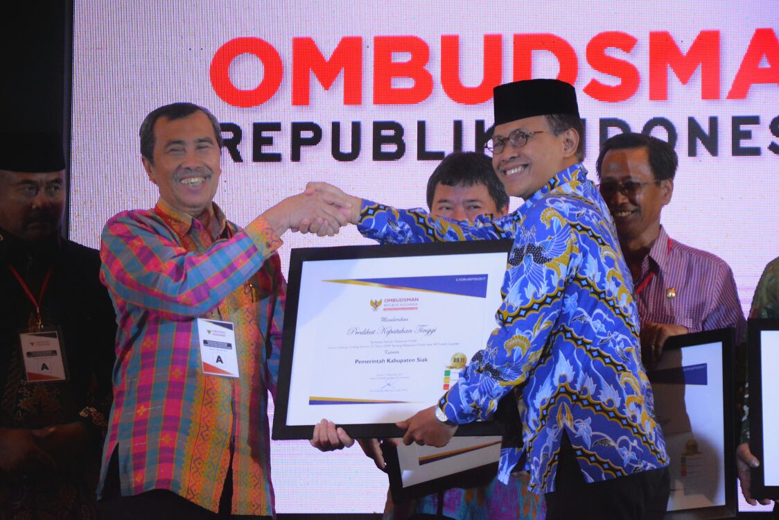 Pemkab Siak terima penghargaan dari Ombudsman