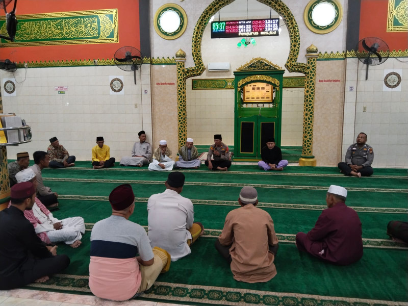 Laksanakan Cooling System, Kapolsek Kampar Kiri Hilir dan personel Sholat Subuh  Keliling Wujudkan Pilkada 2024 Damai