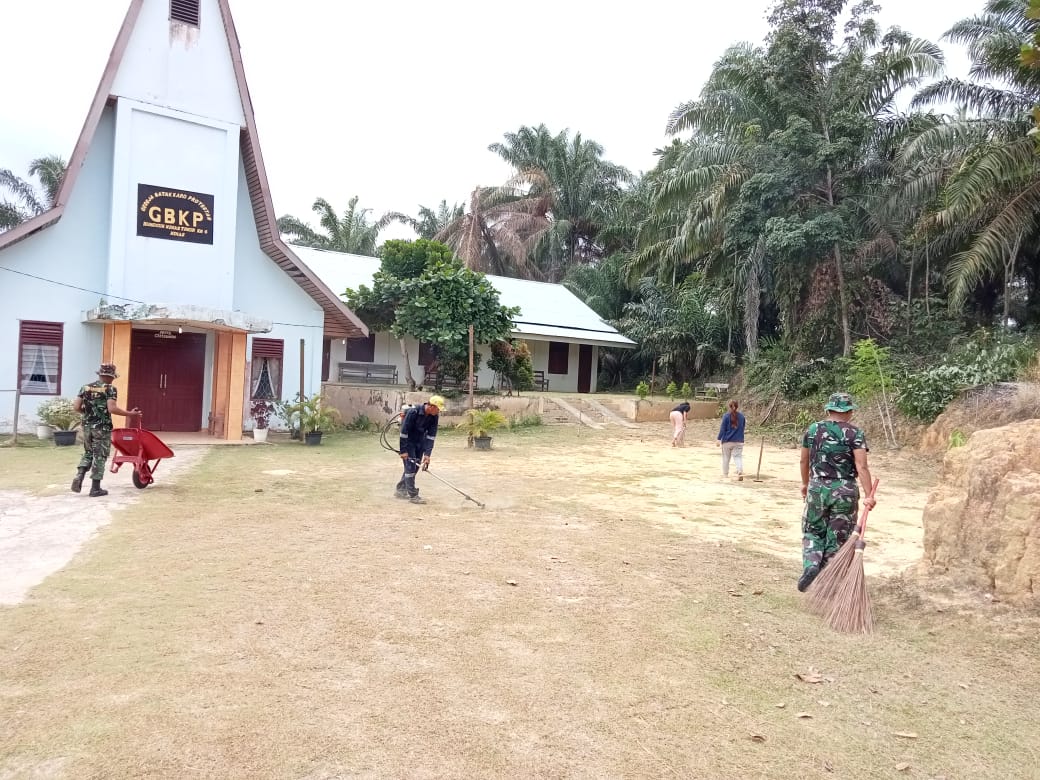 Karya Bhakti Hari Ini, Anggota Koramil 03/Minas Lakukan Gotong Royong di Gereja GBKP Minas Timur