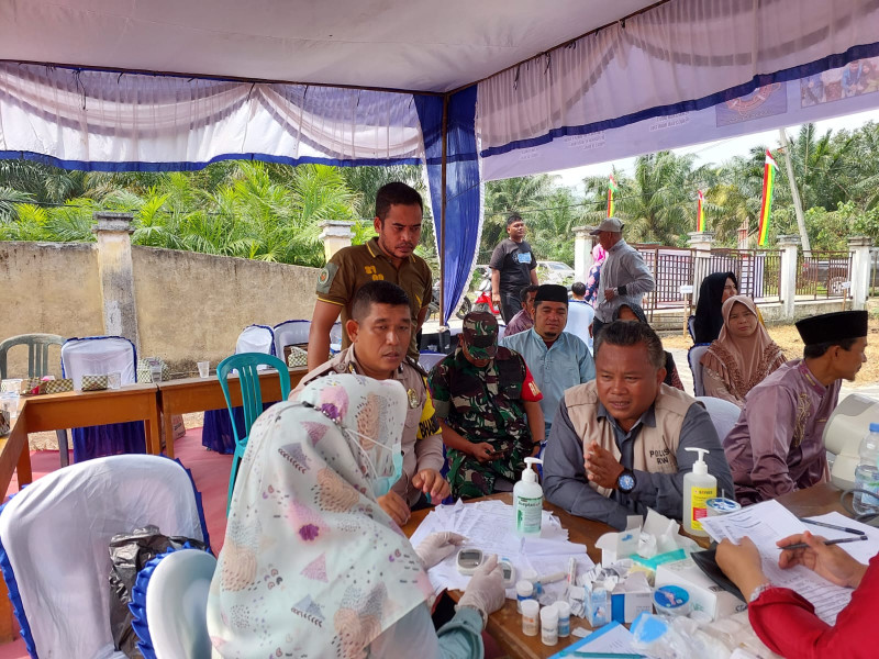 Babinsa Koramil 03/Minas Giat Komos Kesehatan di Kampung Muara Bungkal