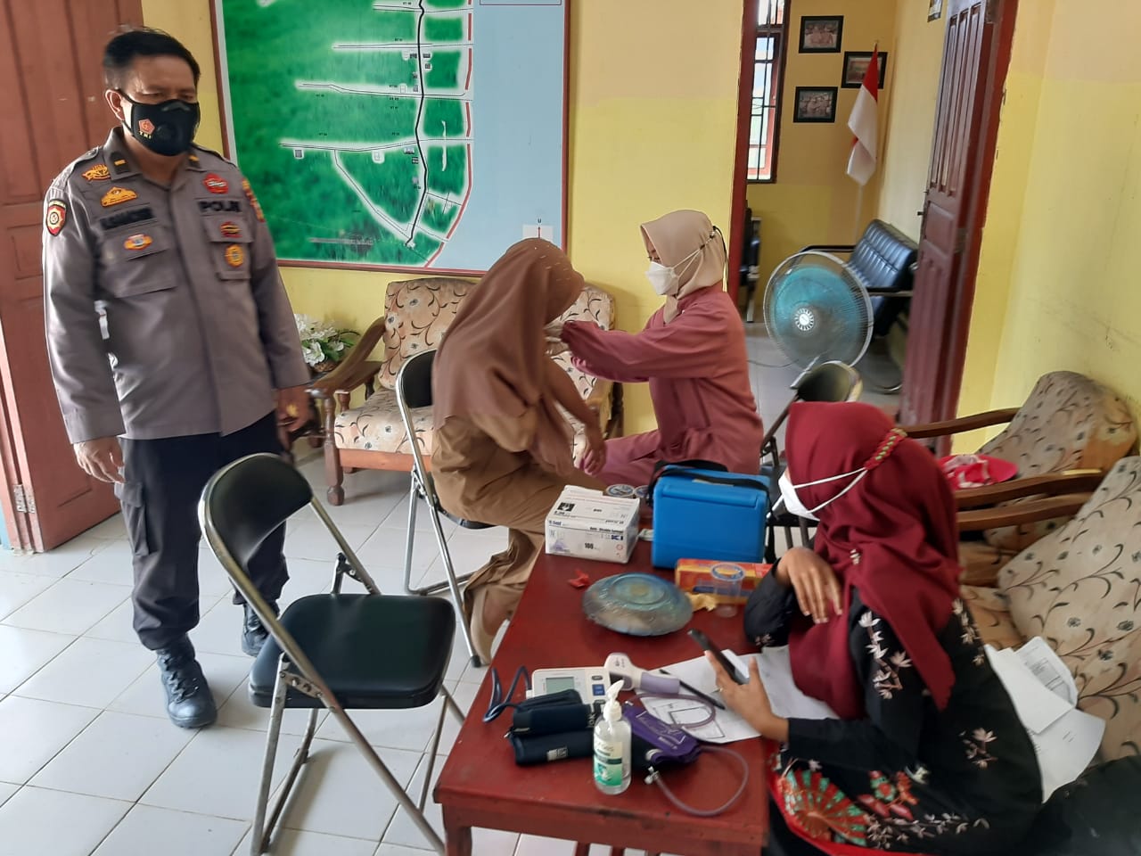 Vaksinasi di Desa Tanjung Sum, Polsek Kuala Kampar Lakukan Pengamanan