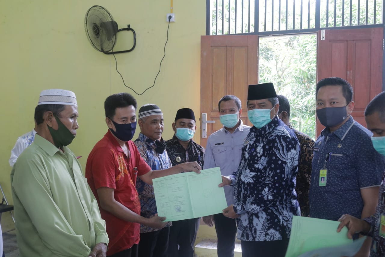 Bupati Siak Serahkan 254 Sertifikat Hak Milik Tanah Program PTSL Kepada Masyarakat Sabak Auh