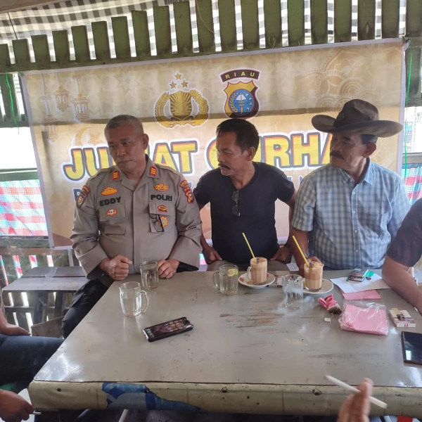 Personil Polsek Minas Sambangi Warga Yang Tengah Berda di Warung Untuk Kegiatan Jumat Curhat