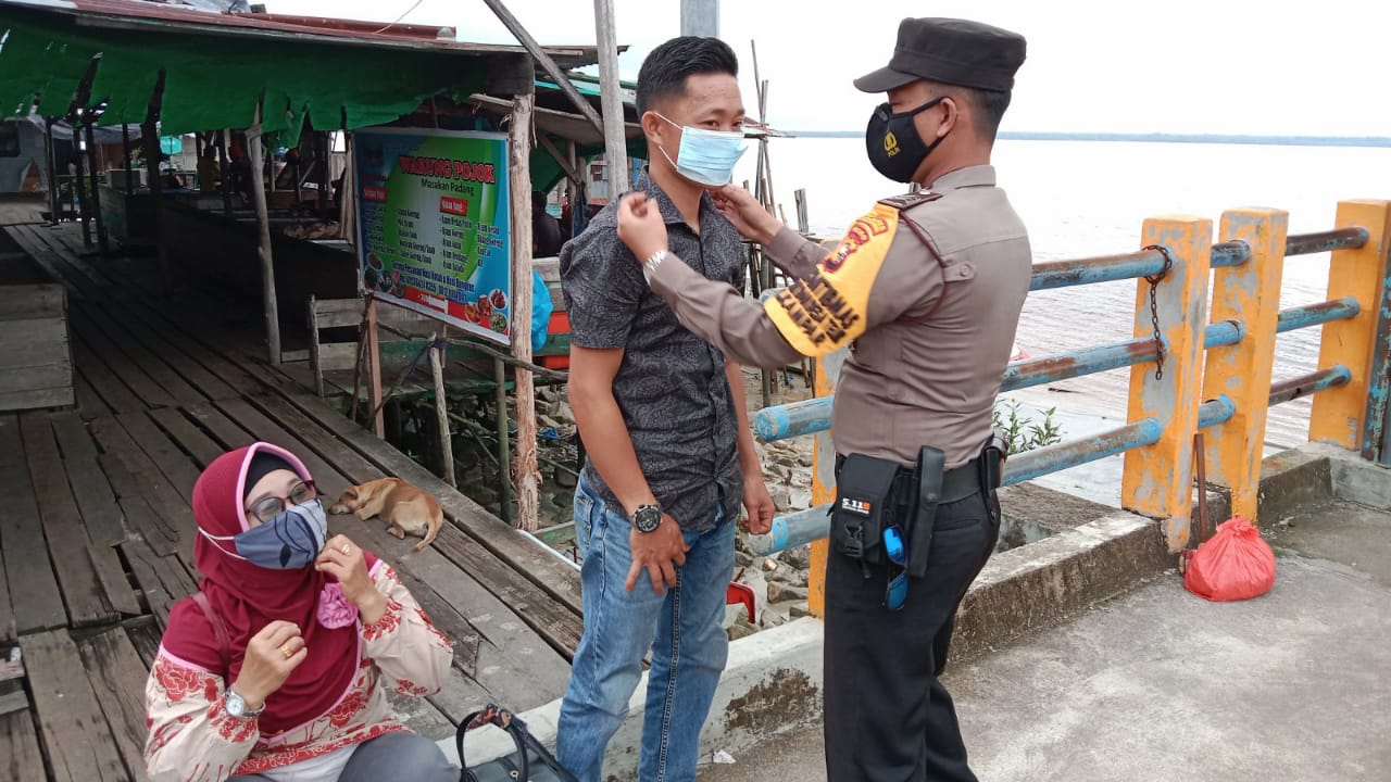 Himbau Penumpang Mematuhi Prokes, Polsek Kuala Kampar Bagikan Masker Gratis di Pelabuhan
