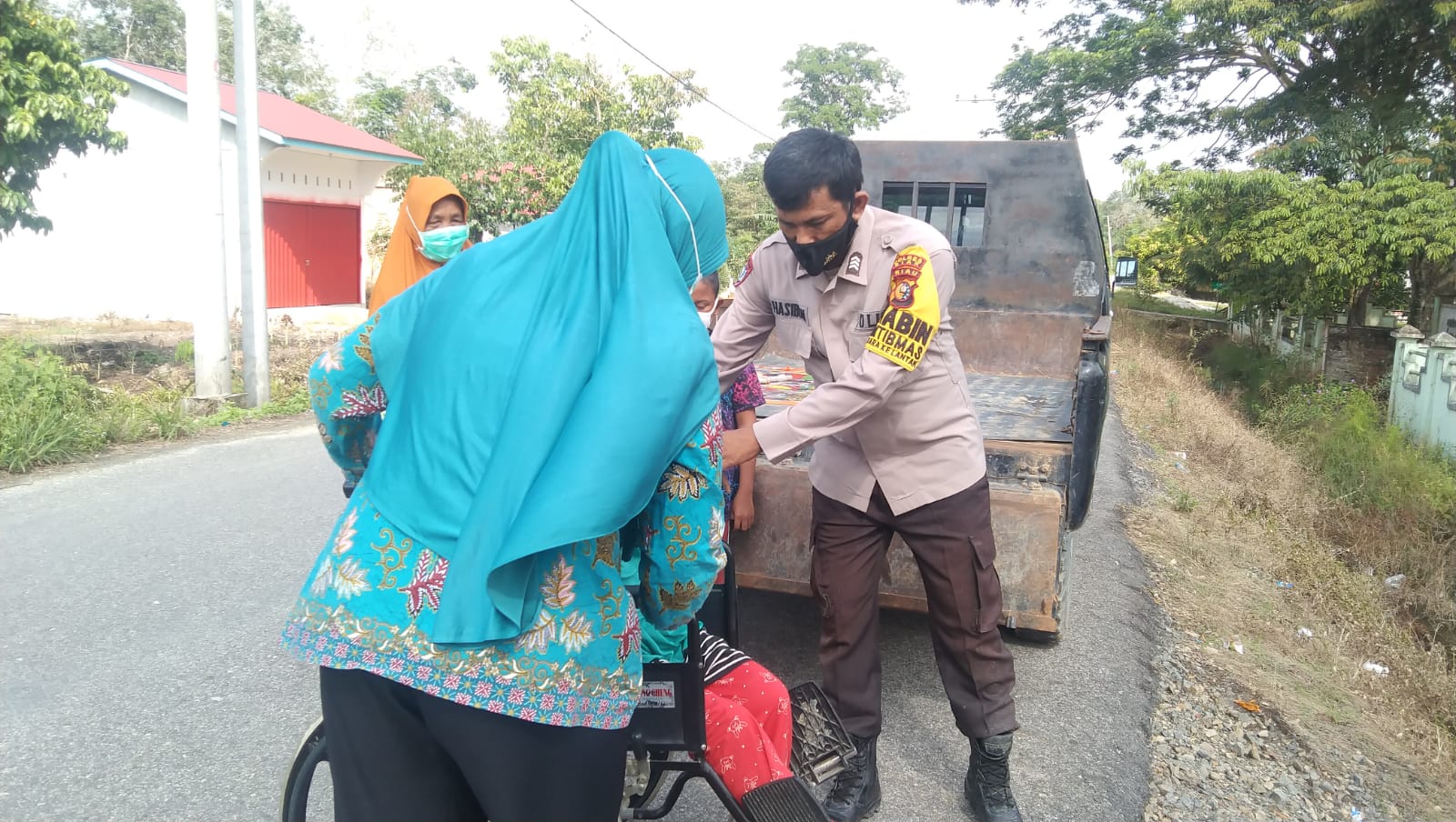 Mantap! Bhabinkamtibmas Polsek Sei Mandau Antarkan Warga Berkebutuhan Khusus Untuk Berobat