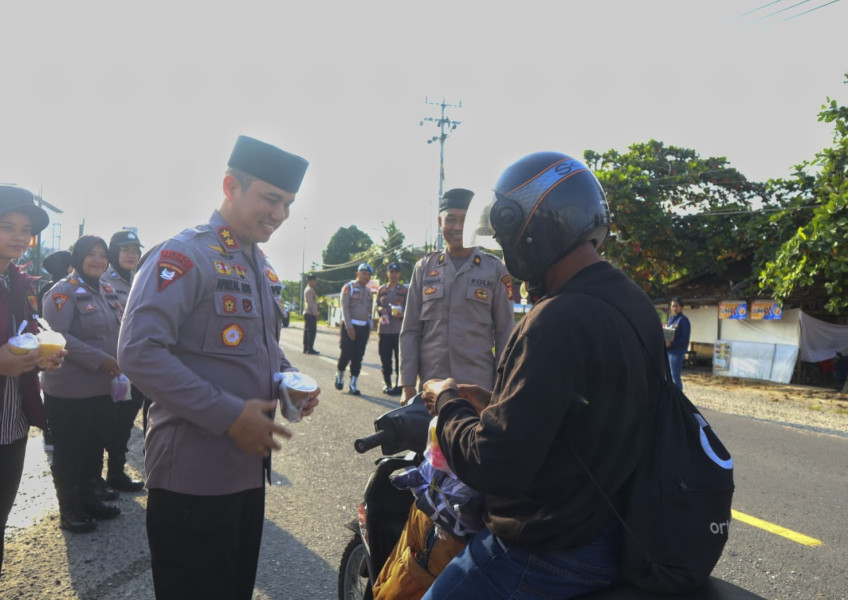 Polres Pelalawan Berbagi Takjil, Wujud Kepedulian di Bulan Suci Ramadhan