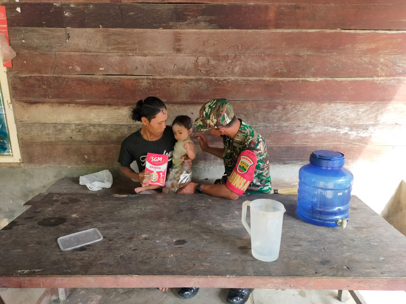 Sertu J Purnomo Kunjungi Serta Berikan Bantuan Terhadap Anak Penderita Stunting di Kampung Minas Timur 