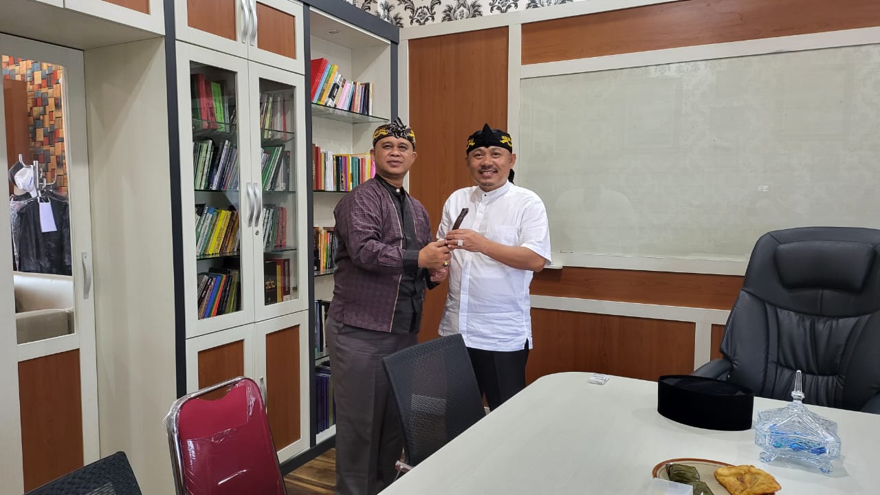 Terima Kujang dan Totopong, Dr. Yudi Krismen Resmi Bergabung Dalam Keluarga Besar MISURI