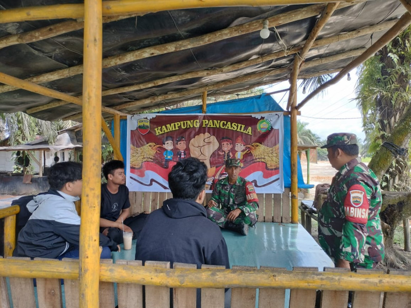 Babinsa Koramil 03/Minas Aktif Sosialisasi Nilai-Nilai Pancasila di Kampung Pancasila Minas Timur Babinsa Koramil 03/Minas Aktif Sosialisasi Nilai-Nilai Pancasila di Kampung Pancasila Minas Timur