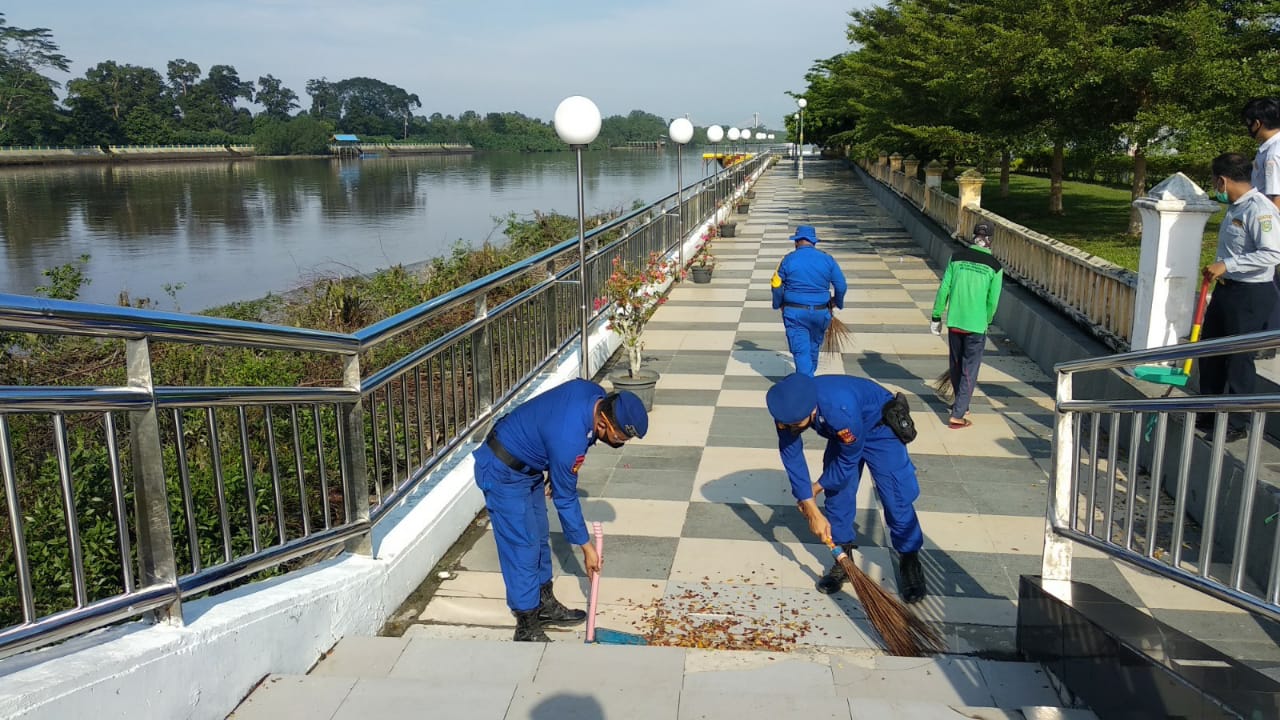 Peringati HUT Polairud Yang ke-70, Sat Polair Polres Siak Bersihkan Fasum Ditepian Sungai Siak