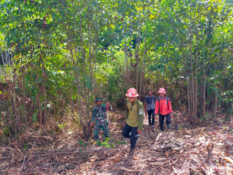 Bersama Warga Binaan di Tasik Betung, Babinsa Koramil 03/Minas Ajak Lakukan Penanggulangan Karhutla Dengan Berpatroli