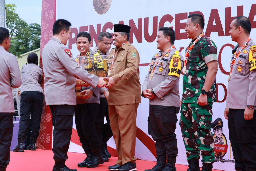 Dukung Kinerja Kepolisian, Alfedri Diganjar  Penghargaan Oleh Kapolda Riau