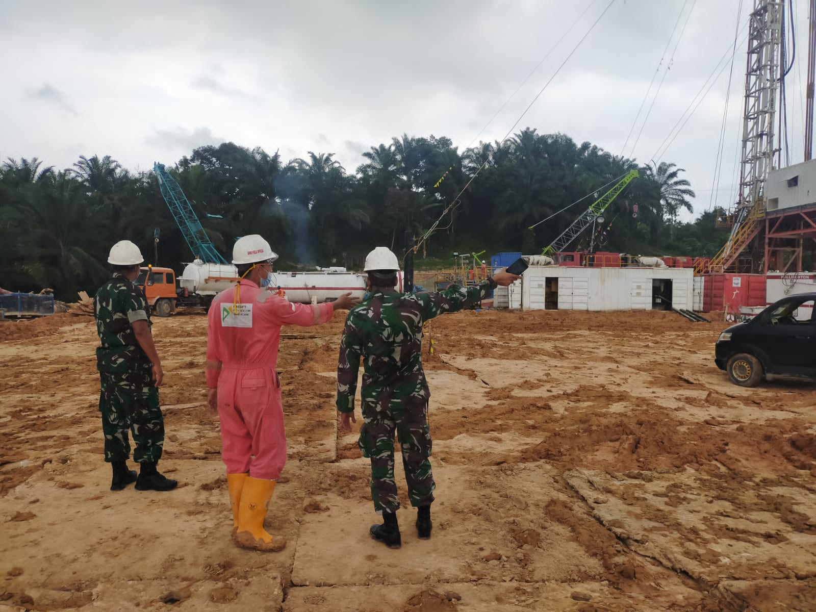 Untuk Keamanan OVN di PT PHR Minas, Serma Muhammad Nasir dan Sertu Ardi Syam Continue Lakukan Patroli di 4 Lokasi Drilling 