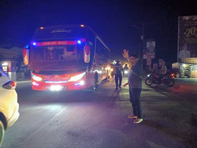 Kapolsek Siak Hulu Pimpin Langsung Giat Urai Macet di Simpang Tiga Kubang Raya