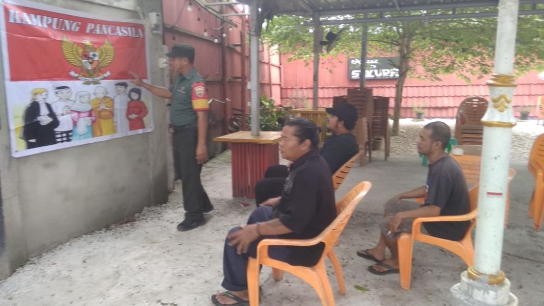 Babinsa Koramil 04/Perawang Sertu L Syahdanur Sosialisasikan Nilai-Nilai Pancasila Kepada Warga
