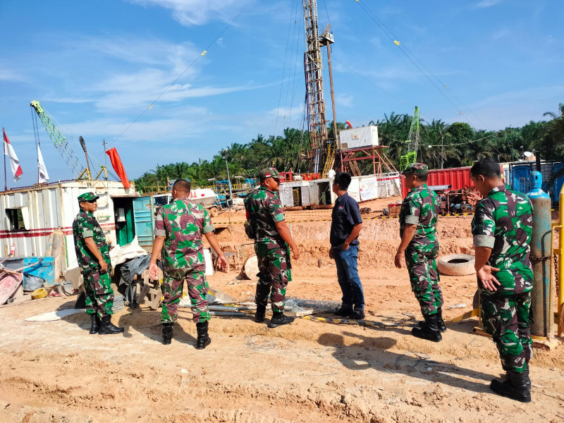 Antisipasi Gangguan OVN di PT PHR Minas, Serka Sri Wahyudi dan Serda Holmes Pasaribu Giat Patroli Lokasi Drilling 