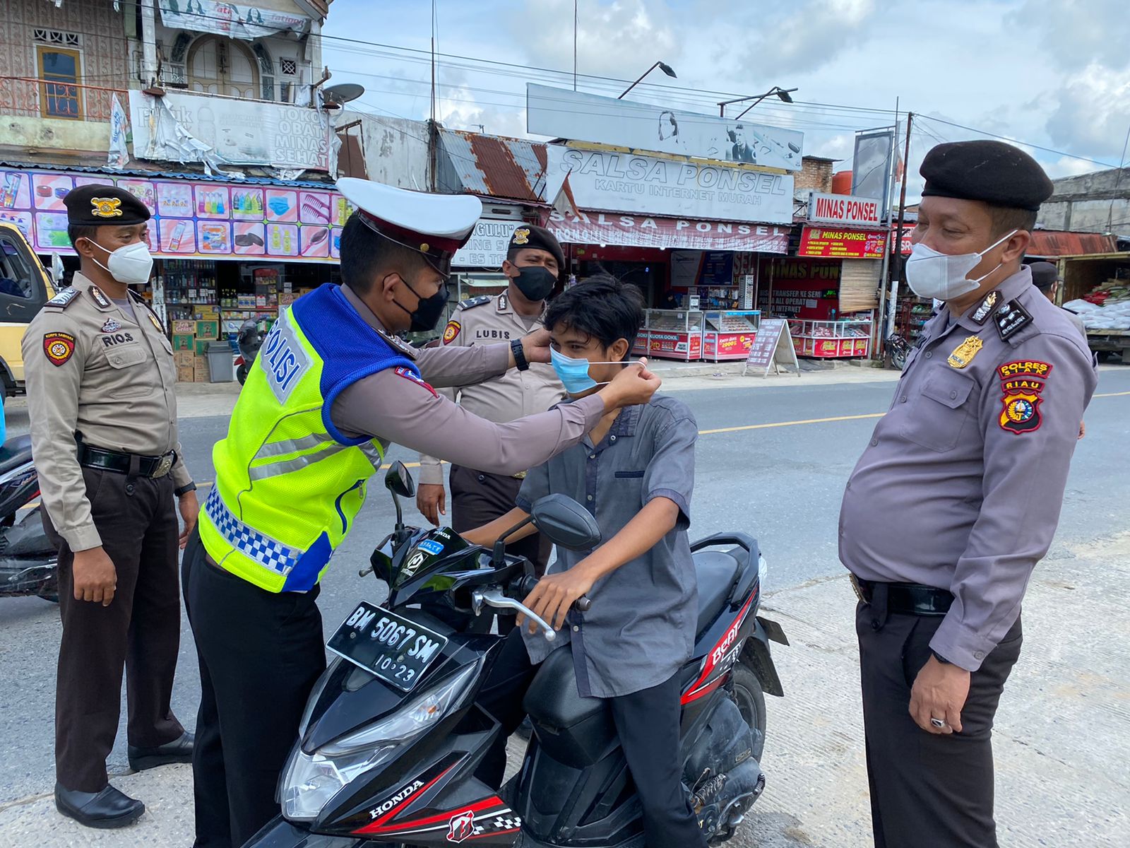 Kepedulian Polsek Minas Cegah Penyebaran Virus Corona Dengan Berbagi Masker Kesehatan Ke Warga Minas