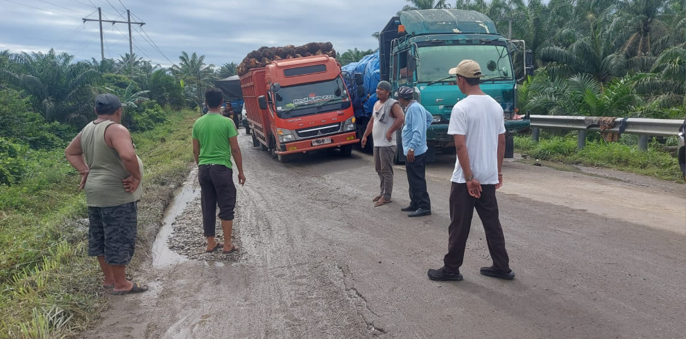 Kondisi Jalan Lintas Kota Garo Tapung Hilir Rusak Parah, Warga Pertanyakan Tanggung Jawab Pemprov Riau dan Kinerja Wakil Rakyat