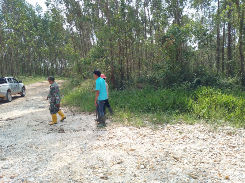 Serma Muhajir Lakukan Patroli Dan Cek Embung Guna Antisipasi Karhutla di Wilayah Kelurahan Minas Jaya