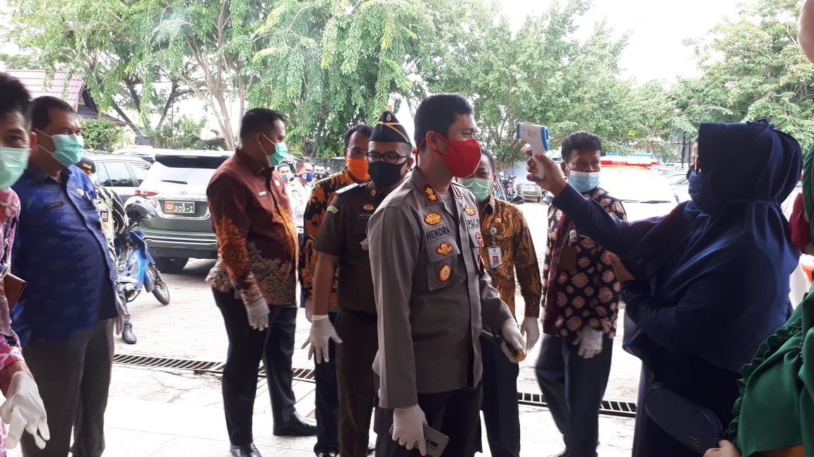 Bustami HY Didampingi Forkopimda Pantau kegiatan Rapid Test Gratis di Pasar Terumbuk Bengkalis