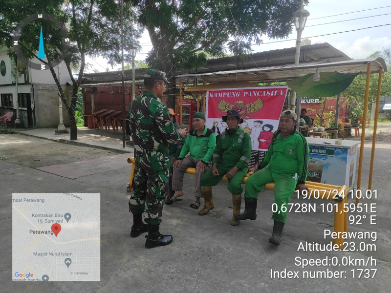Sambangi Warga di Perawang, Serka Alexander Sigalingging Sosialisasikan Nilai-nilai Pancasila