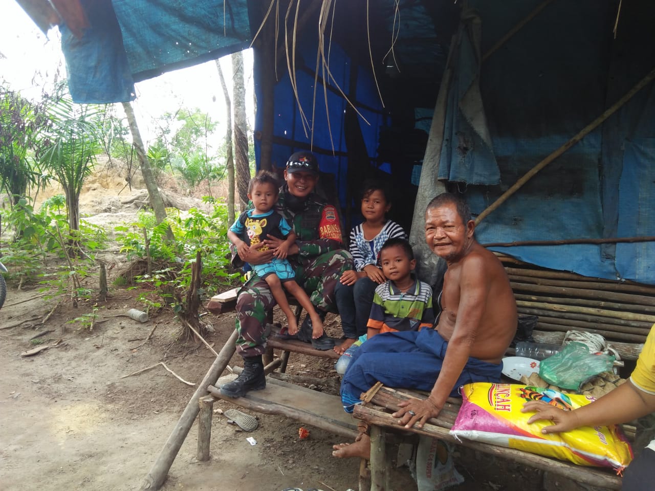 Prihatin, Sertu Gopardin Sambangi & Bawakan Bantuan Untuk Warga Yang Tinggal di Gubuk Reyot Ini