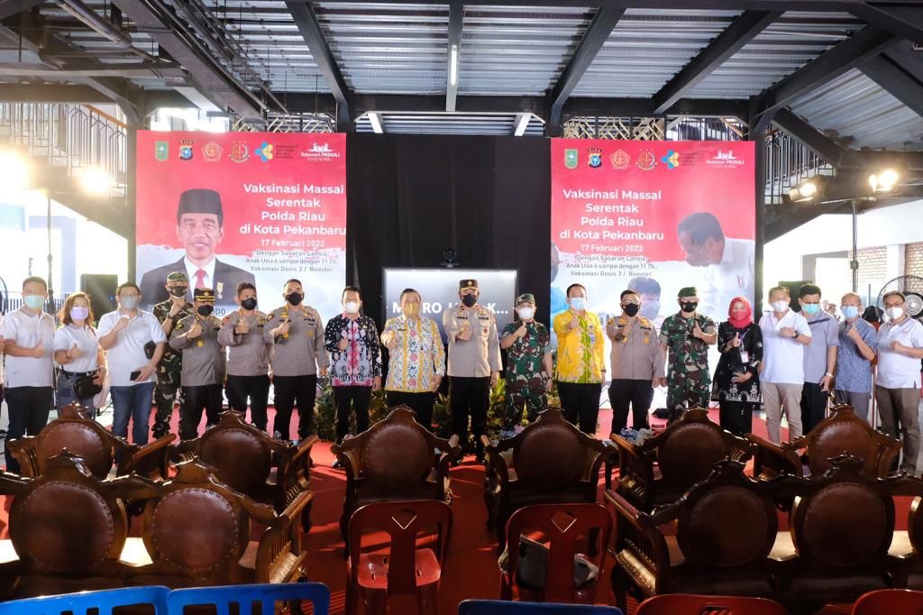 Serentak Dibuka Presiden Jokowi, Wakapolda Riau Pimpin Vaksinasi Di Komplek City Walk Pekanbaru