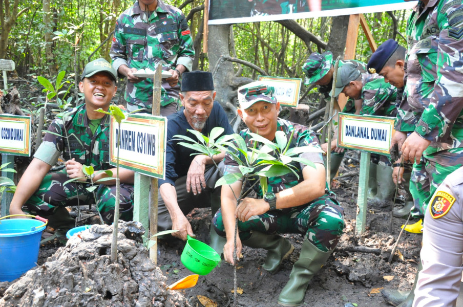 Program Unggulan Kasad Brigjen TNI Dany Rakca Laksanakan Penanaman Mangrove Serentak
