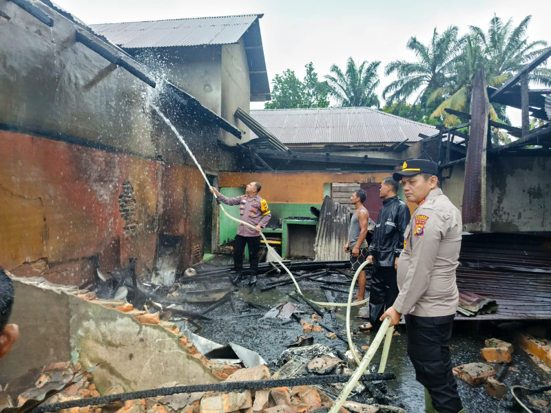 Personil Polsek Tapung Hilir Bersama Warga Berjibaku Bantu Padamkan Kebakaran Rumah Warga Desa Kota Bangun